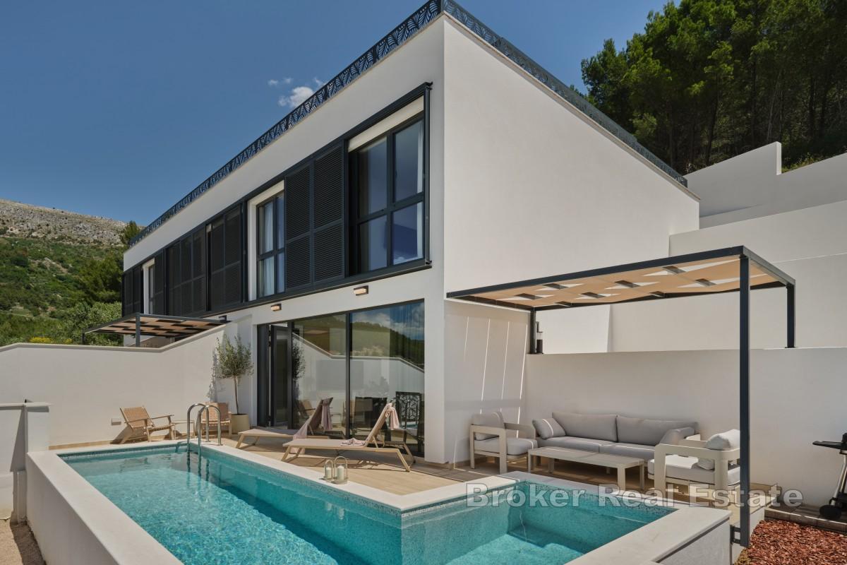 Exklusive Dreizimmerwohnung in einer Luxusvilla mit Pool