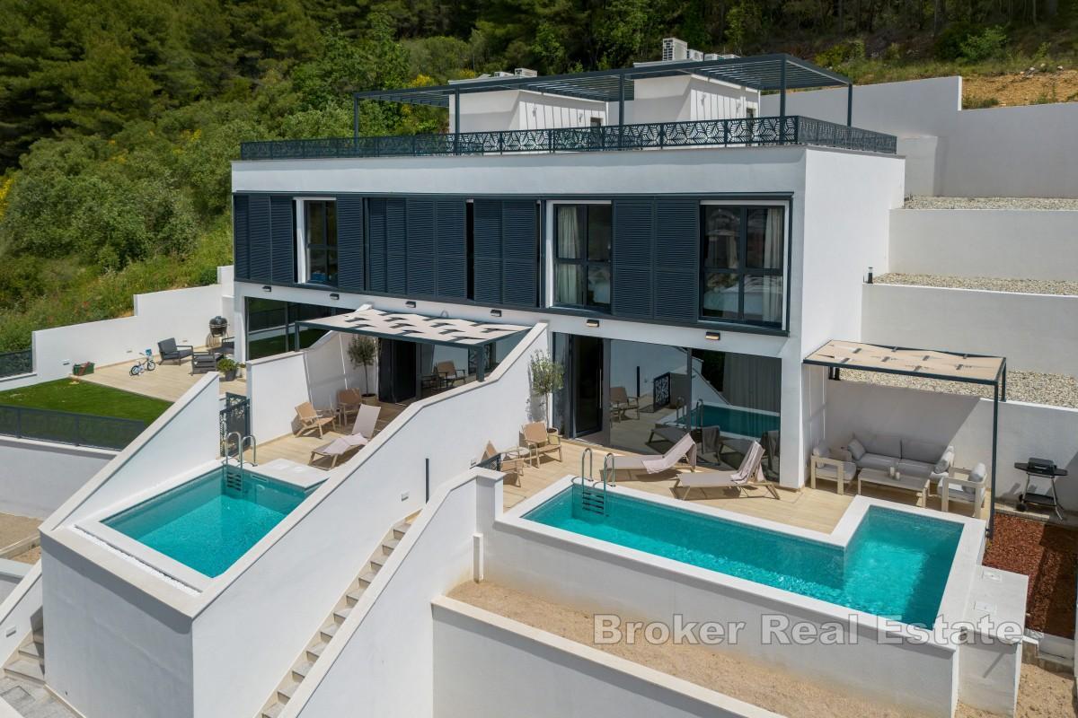 Exklusive Dreizimmerwohnung in einer Luxusvilla mit Pool