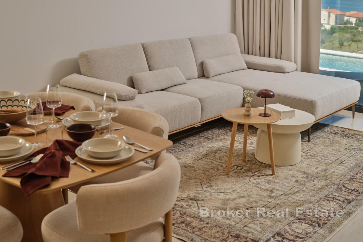 Exklusive Dreizimmerwohnung in einer Luxusvilla mit Pool