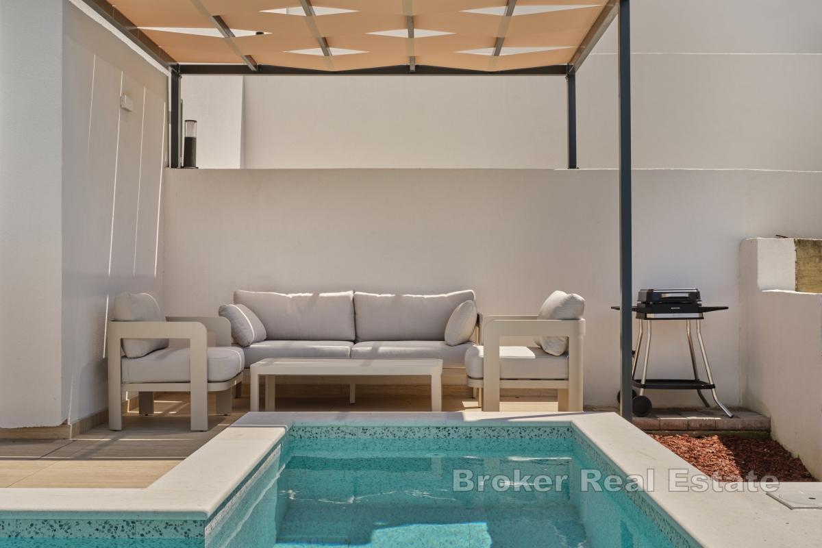 Esclusivo appartamento su tre livelli con piscina privata in affitto a lungo termine