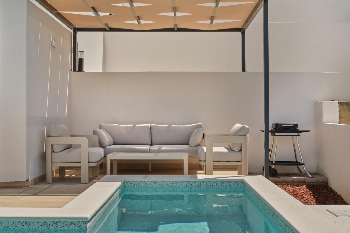 001-2056-19-Split-area-Exclusive-three-bedroom-apartment-with-pool-for-long-term-rent
