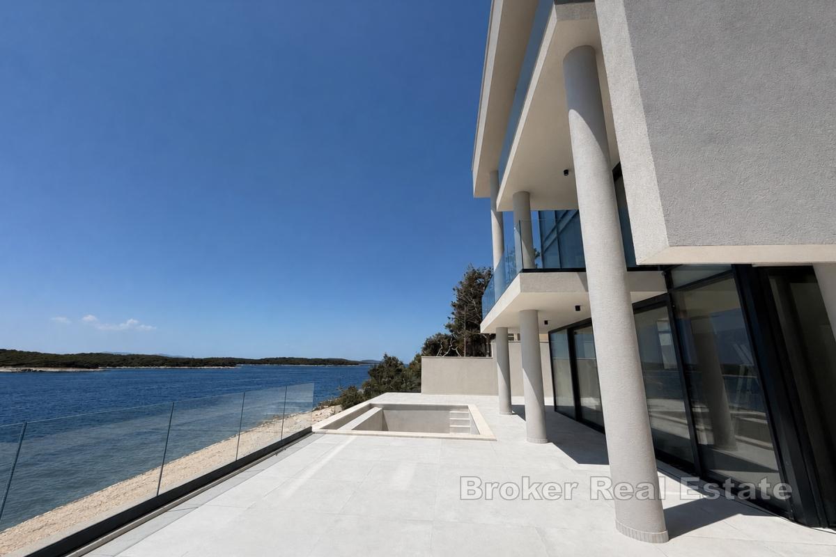 Eksklusiv villa i første rad mot havet