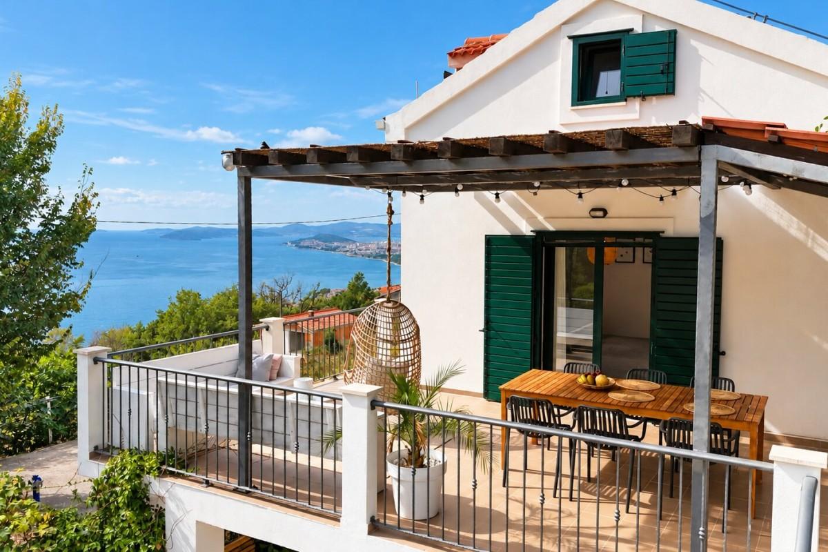 Charmantes Haus mit Pool und Panoramablick aufs Meer