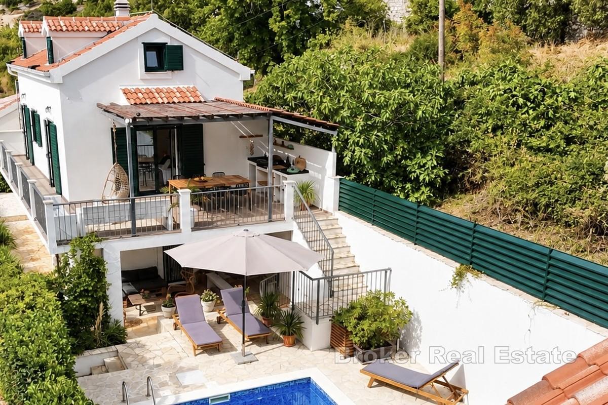 Charmantes Haus mit Pool und Panoramablick aufs Meer