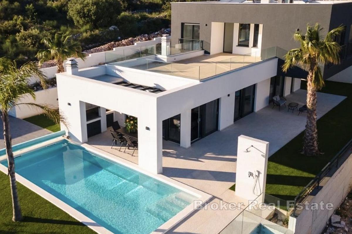 Moderne Luxusvilla mit Pool und Whirlpool