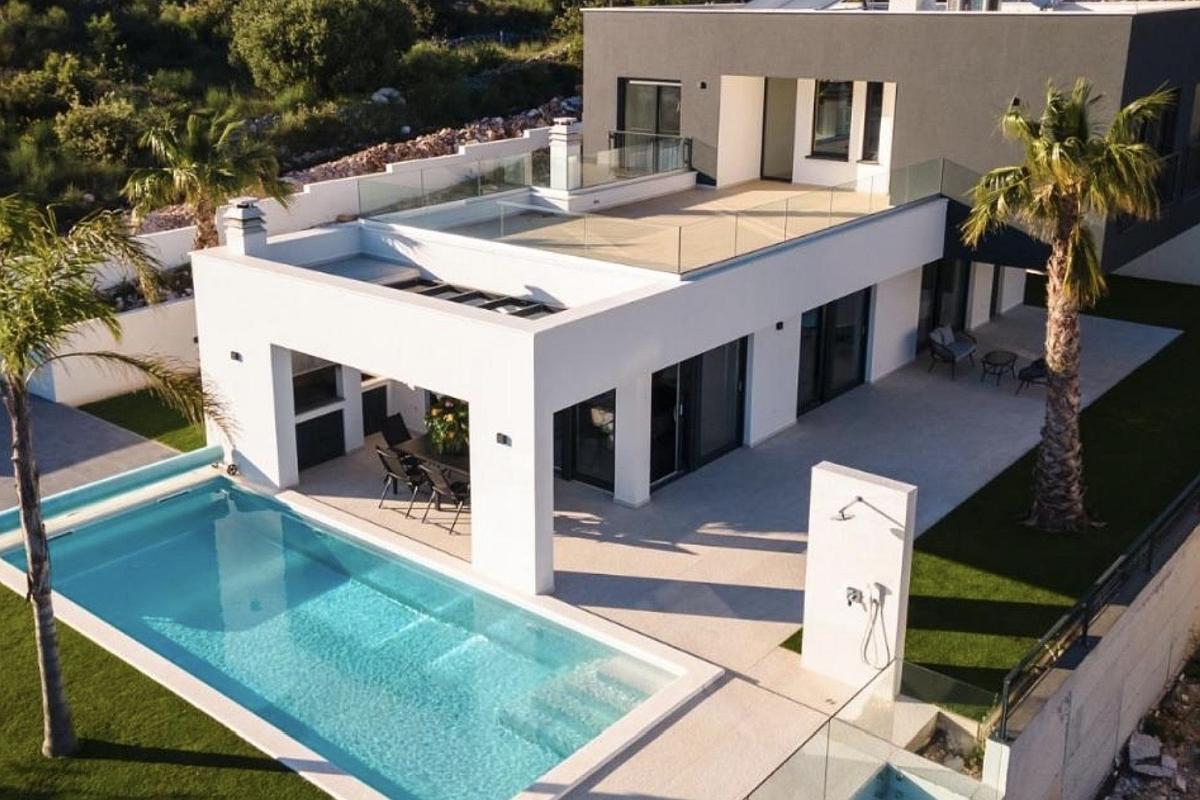 Moderne Luxusvilla mit Pool und Whirlpool