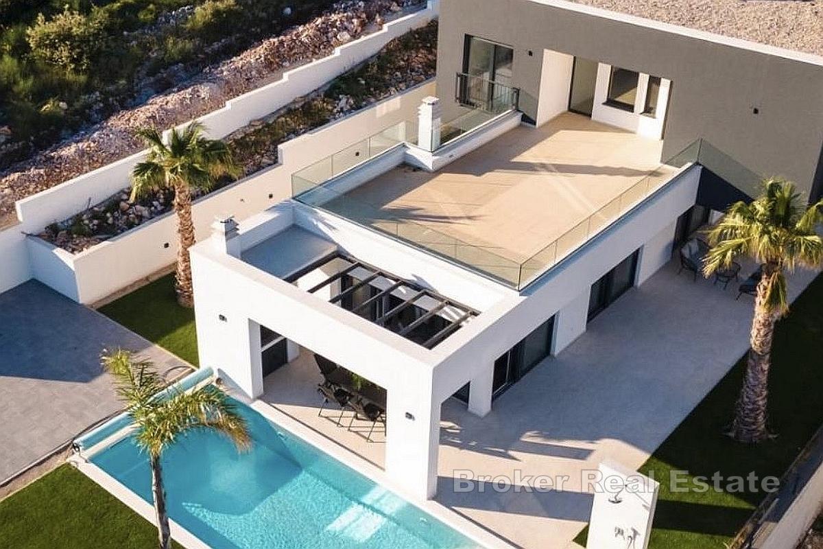Moderne Luxusvilla mit Pool und Whirlpool