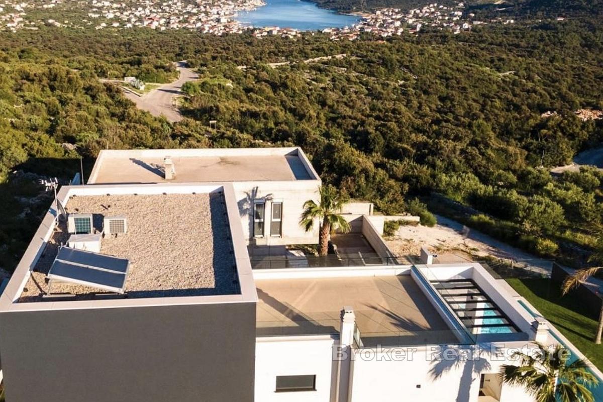 Moderne Luxusvilla mit Pool und Whirlpool