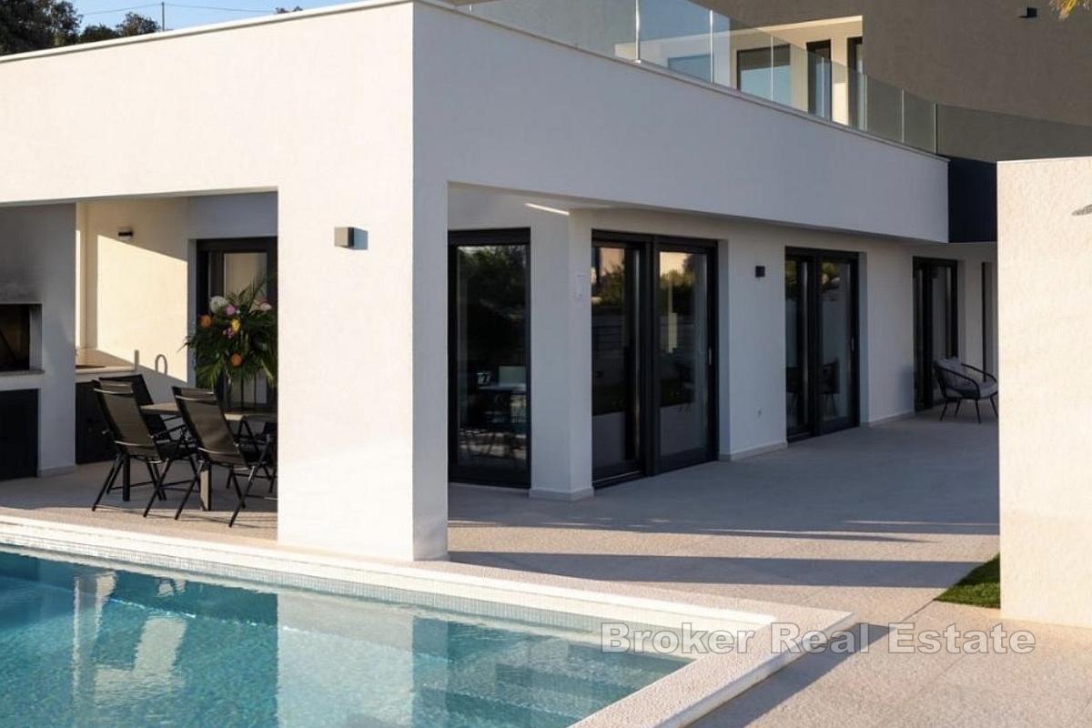 Moderne Luxusvilla mit Pool und Whirlpool