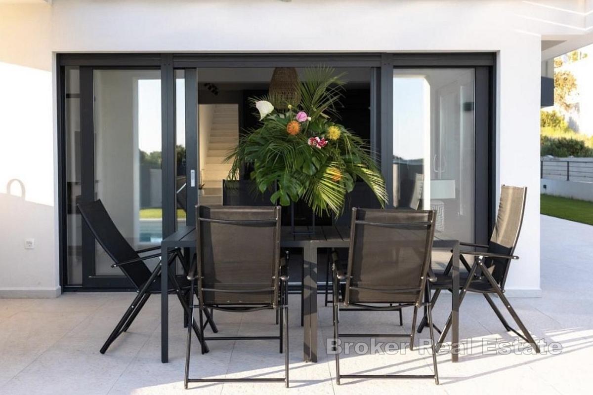 Moderne Luxusvilla mit Pool und Whirlpool