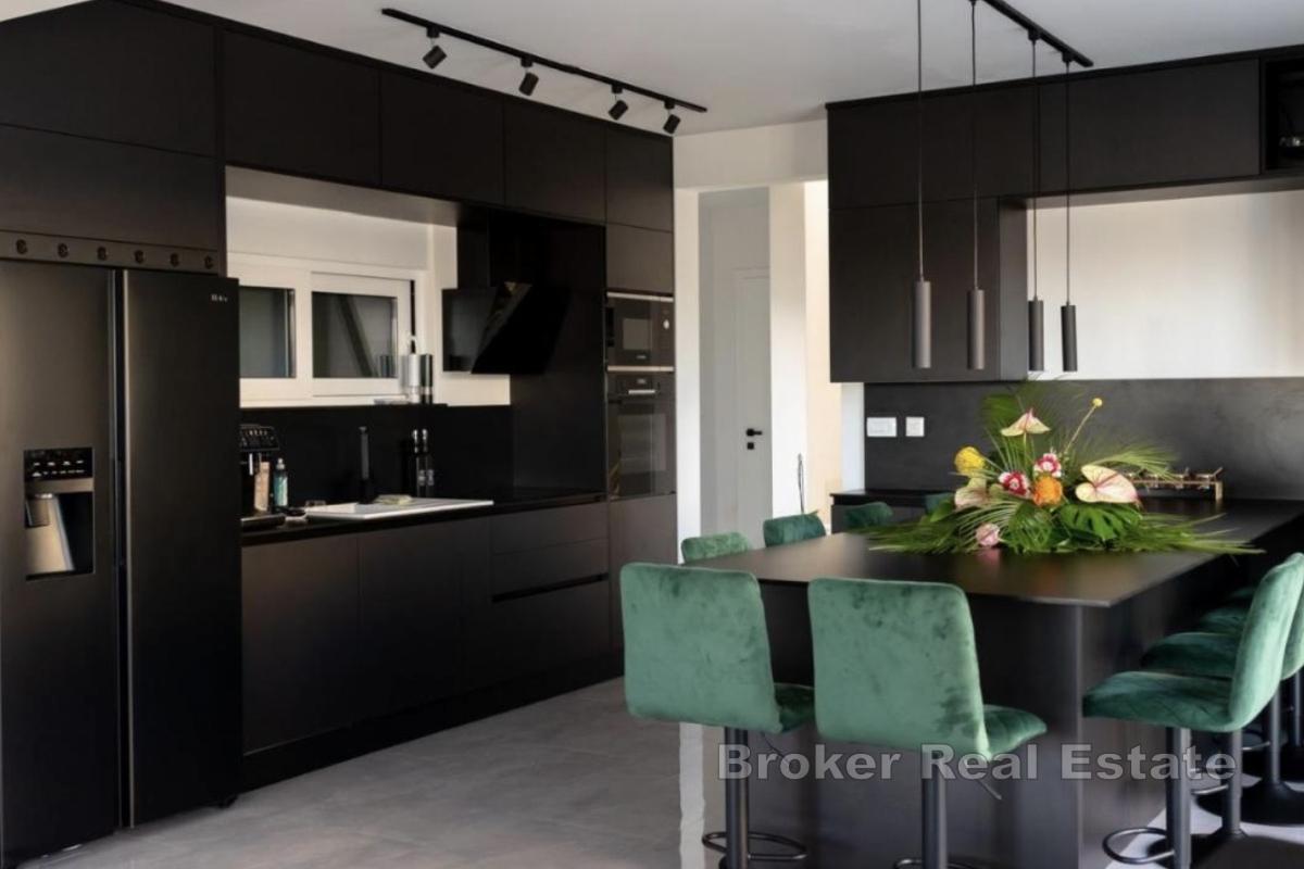 Moderne Luxusvilla mit Pool und Whirlpool