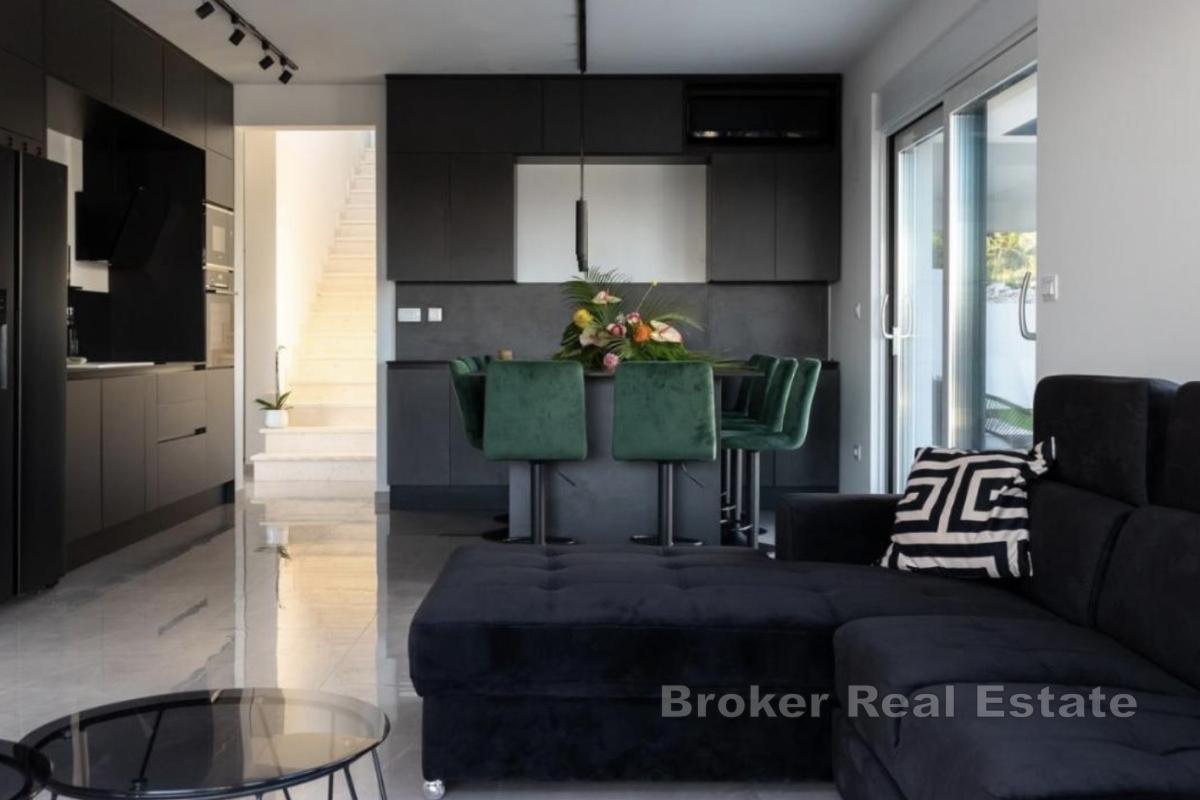 Moderne Luxusvilla mit Pool und Whirlpool