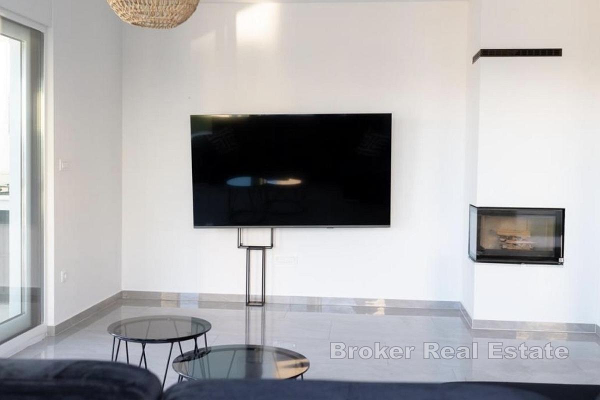 Moderne Luxusvilla mit Pool und Whirlpool