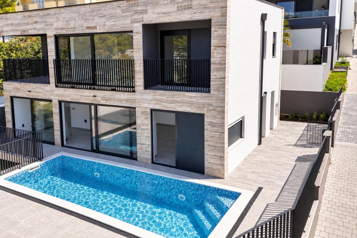 Villa di lusso in prima fila sul mare vicino al porto turistico