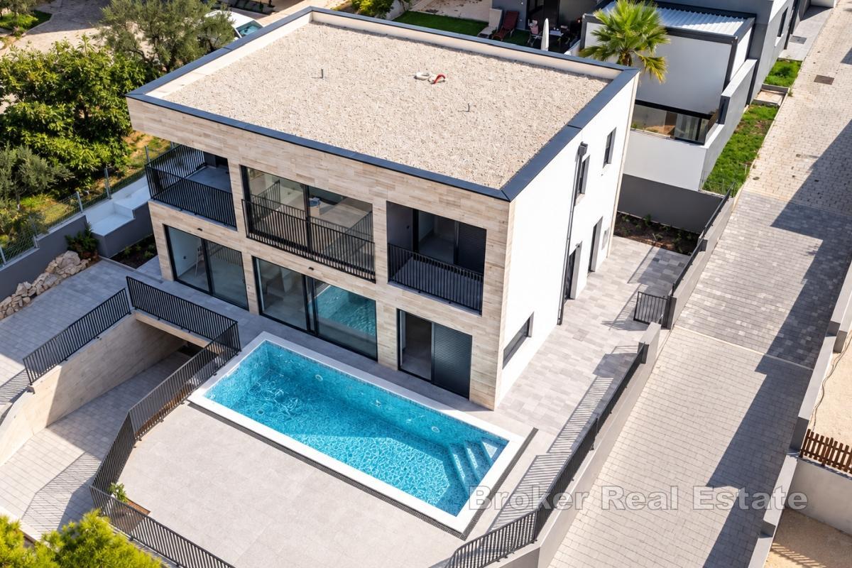 Villa di lusso in prima fila sul mare vicino al porto turistico