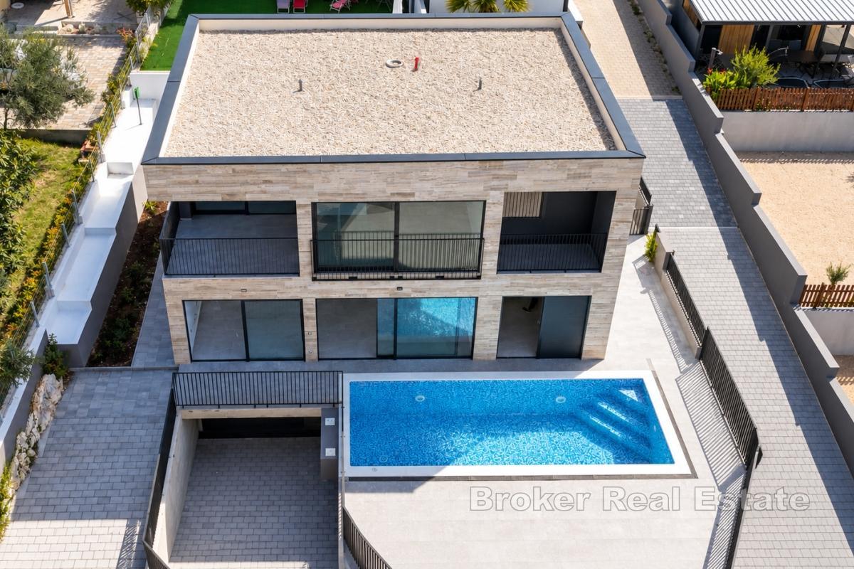 Villa di lusso in prima fila sul mare vicino al porto turistico