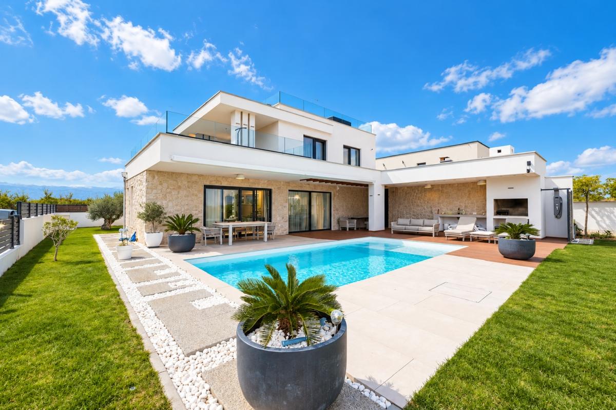 Villa avec piscine et grand jardin