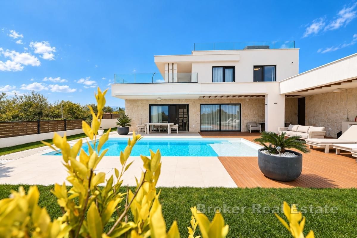 Villa avec piscine et grand jardin