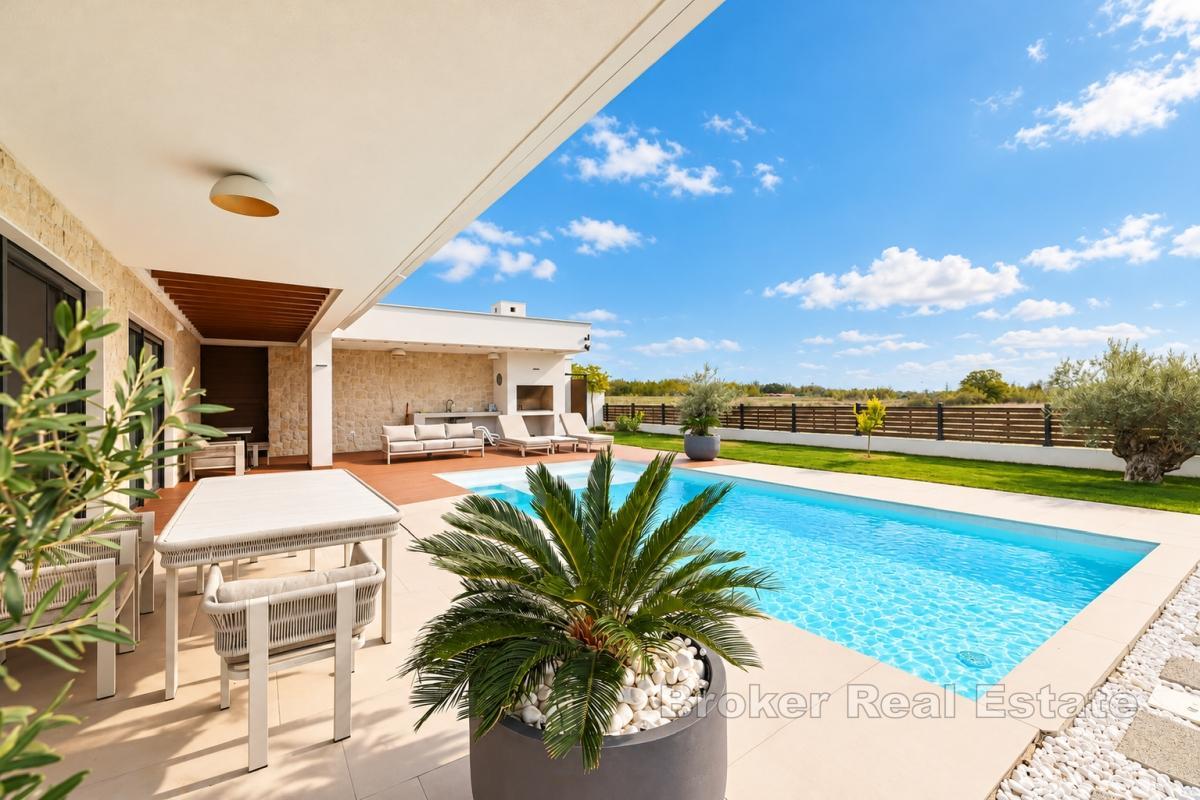 Villa avec piscine et grand jardin