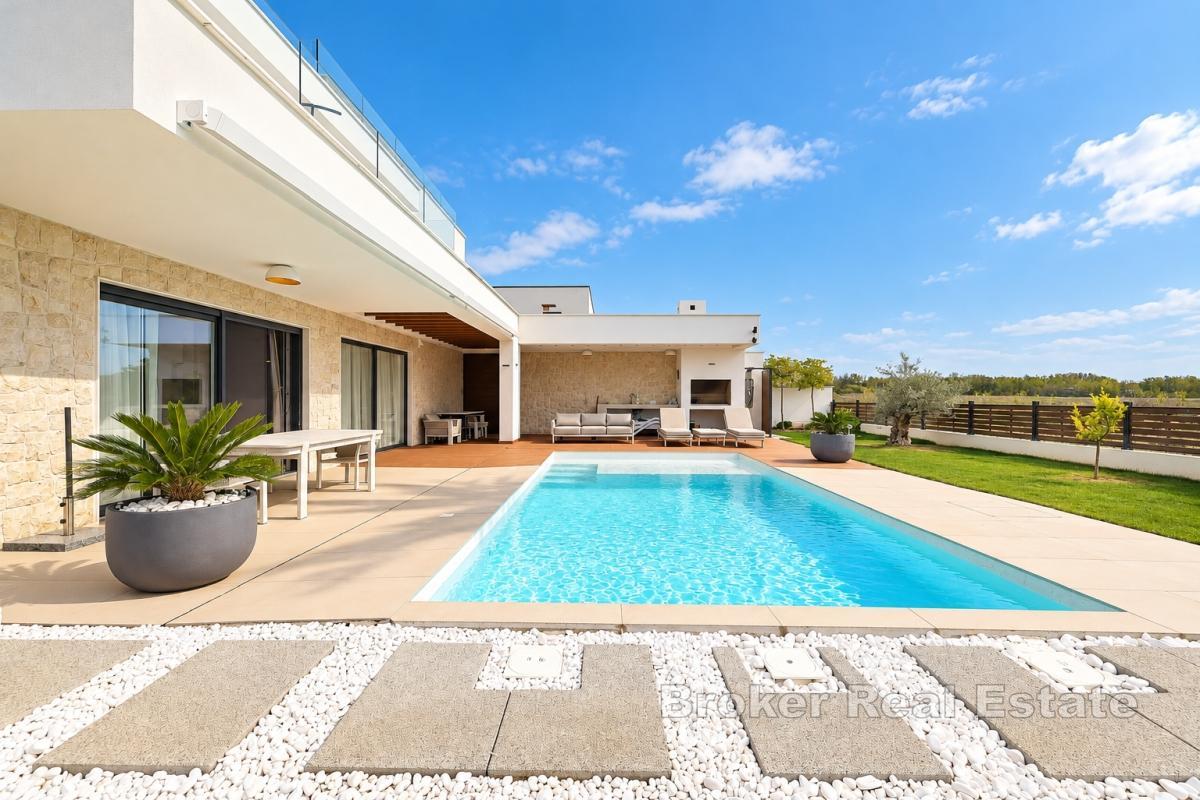 Villa avec piscine et grand jardin