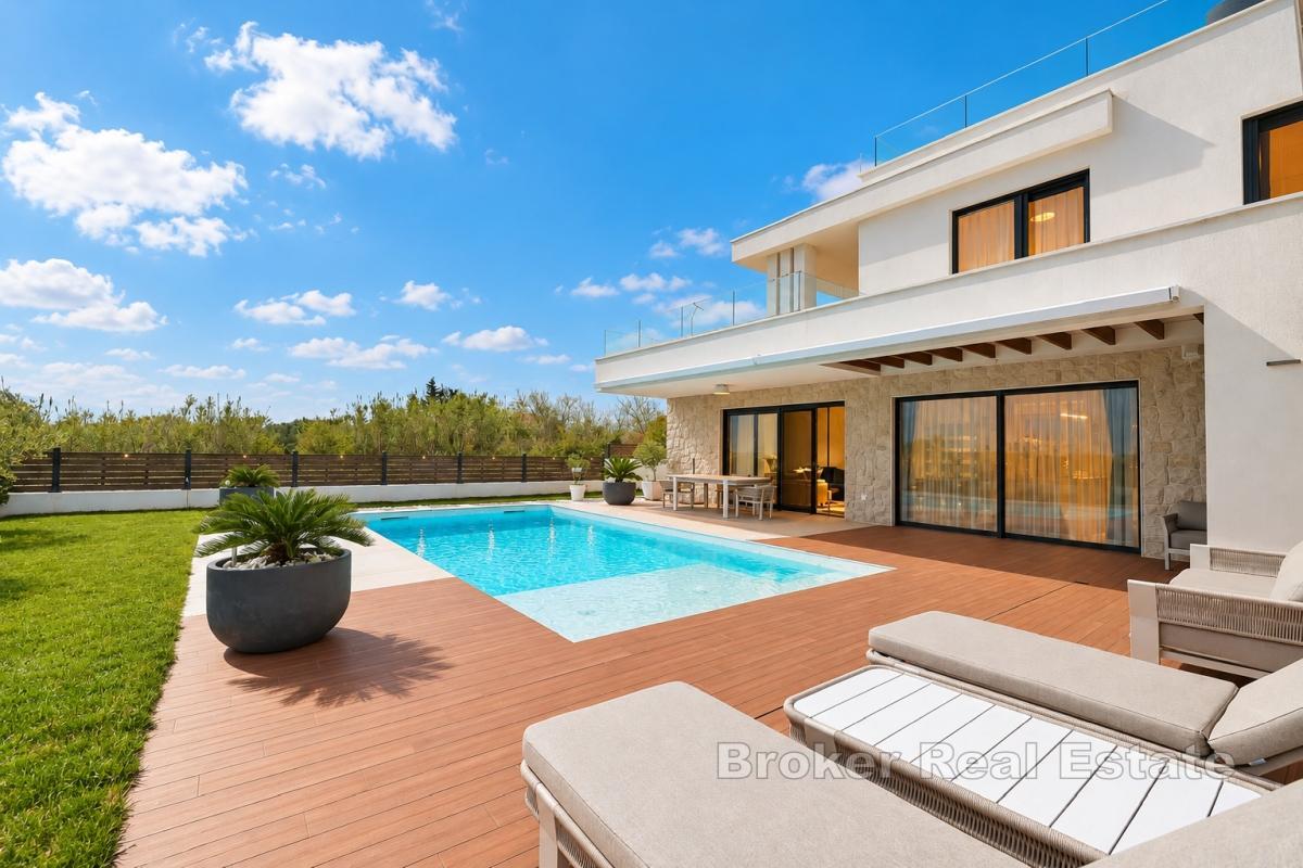 Villa avec piscine et grand jardin