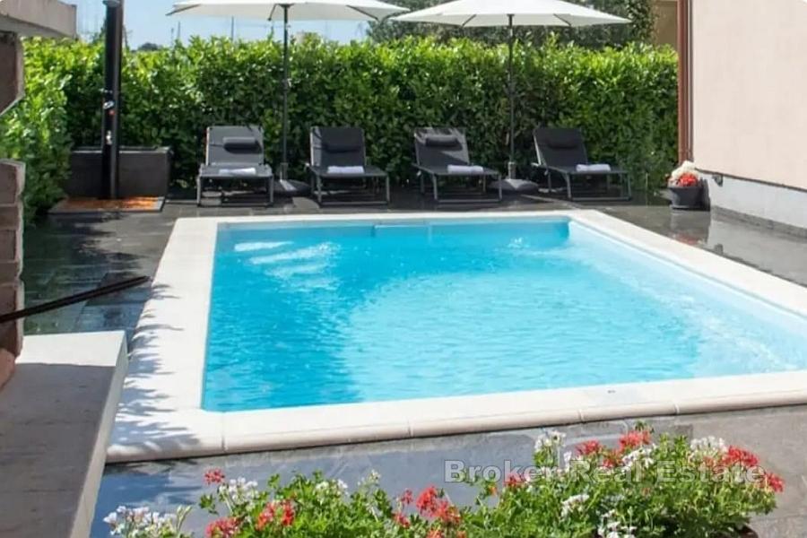 Casa a un piano con piscina vicino al centro città