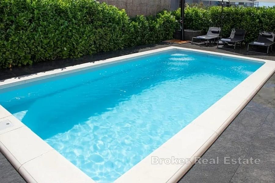 Casa a un piano con piscina vicino al centro città