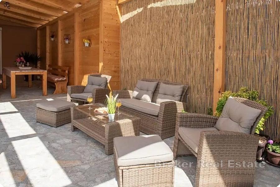 Enplanshus med pool nära stadens centrum