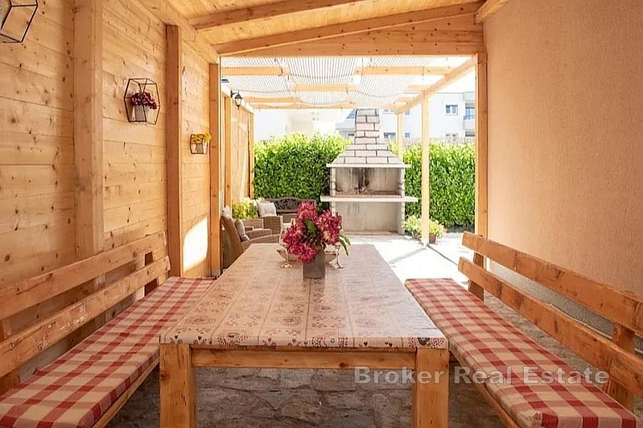 Enplanshus med pool nära stadens centrum