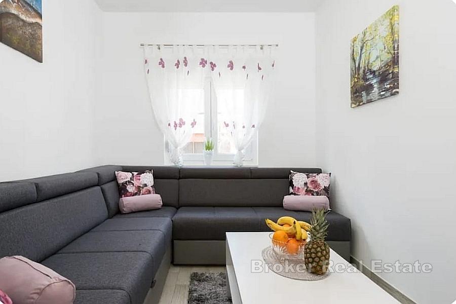 Casa a un piano con piscina vicino al centro città