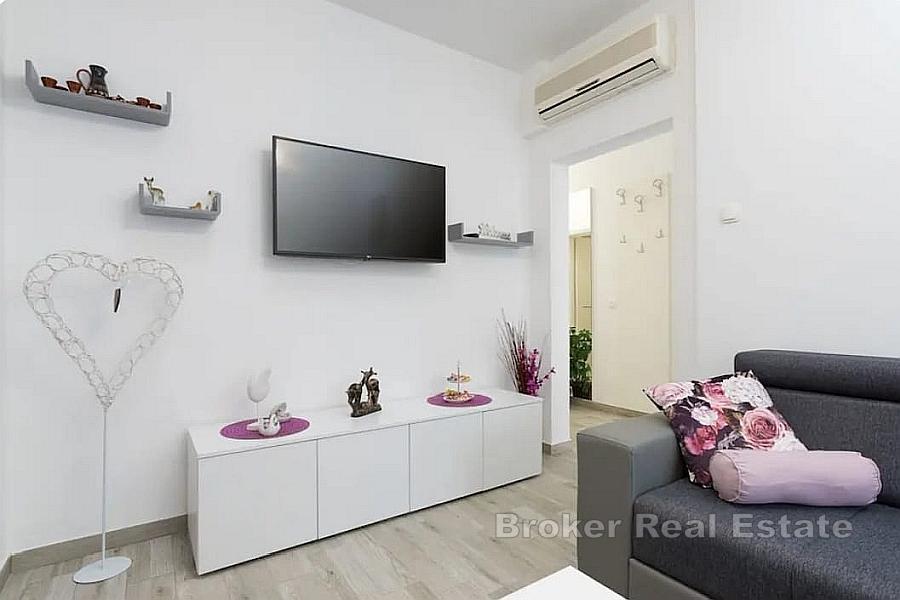 Casa a un piano con piscina vicino al centro città