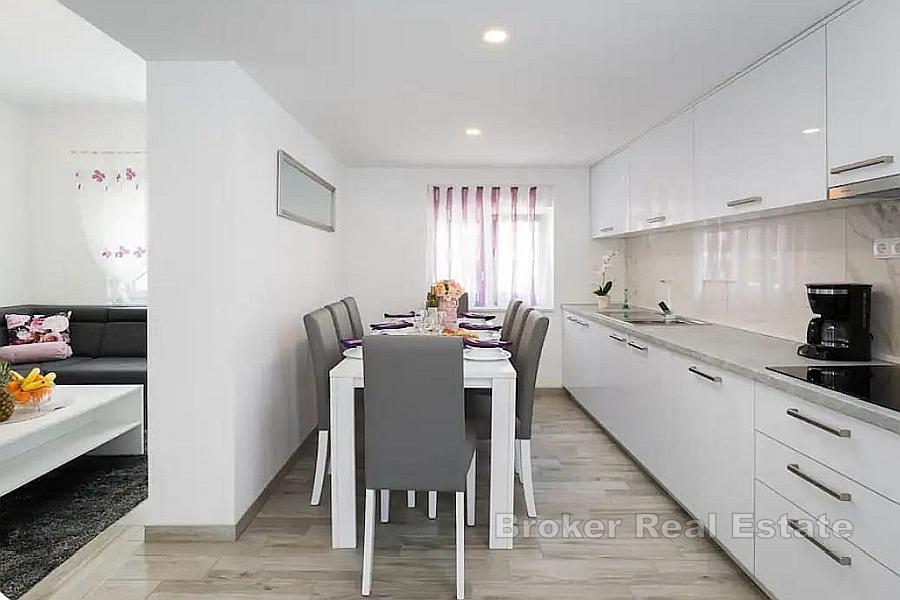 Casa a un piano con piscina vicino al centro città