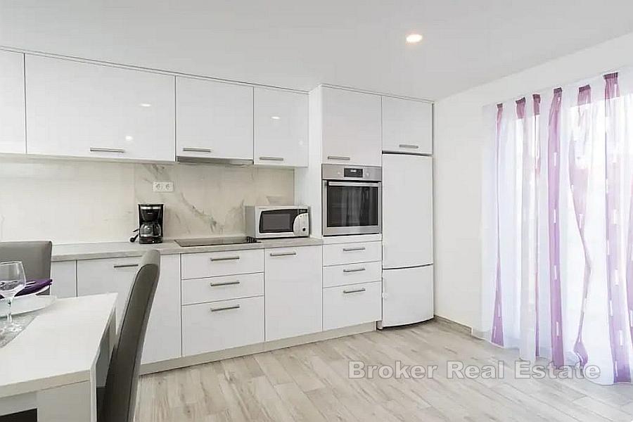 Enplanshus med pool nära stadens centrum