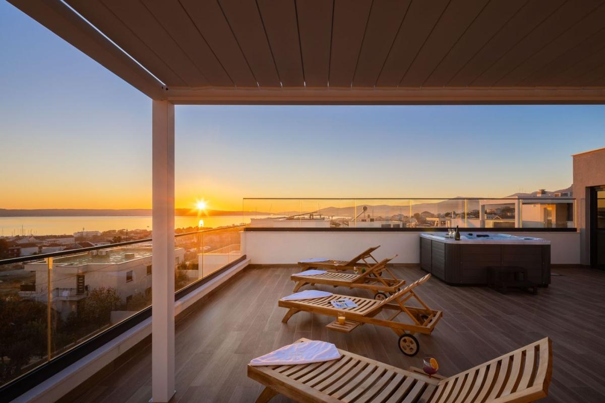 Lussuosa villa bifamiliare con piscina e vista mare