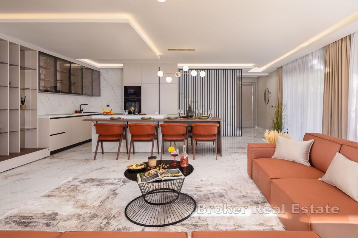 Lussuosa villa bifamiliare con piscina e vista mare