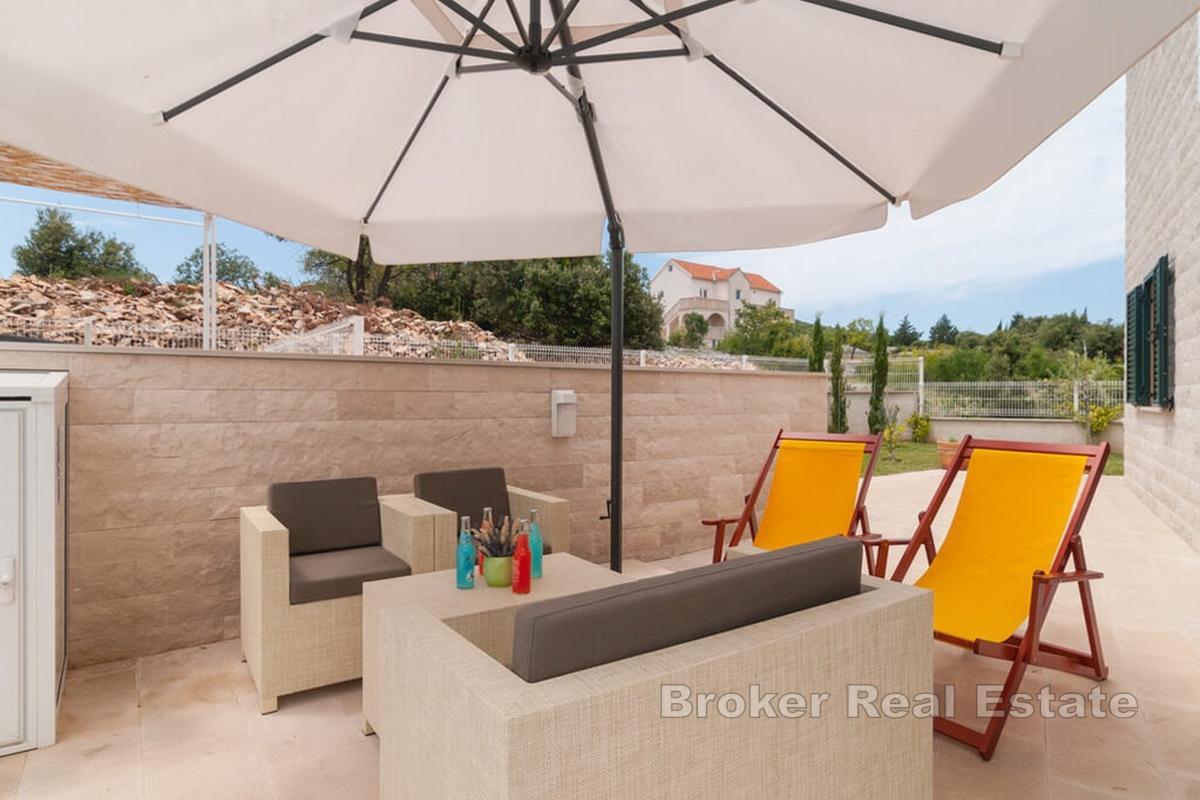 Casa in pietra con piscina e vista mare