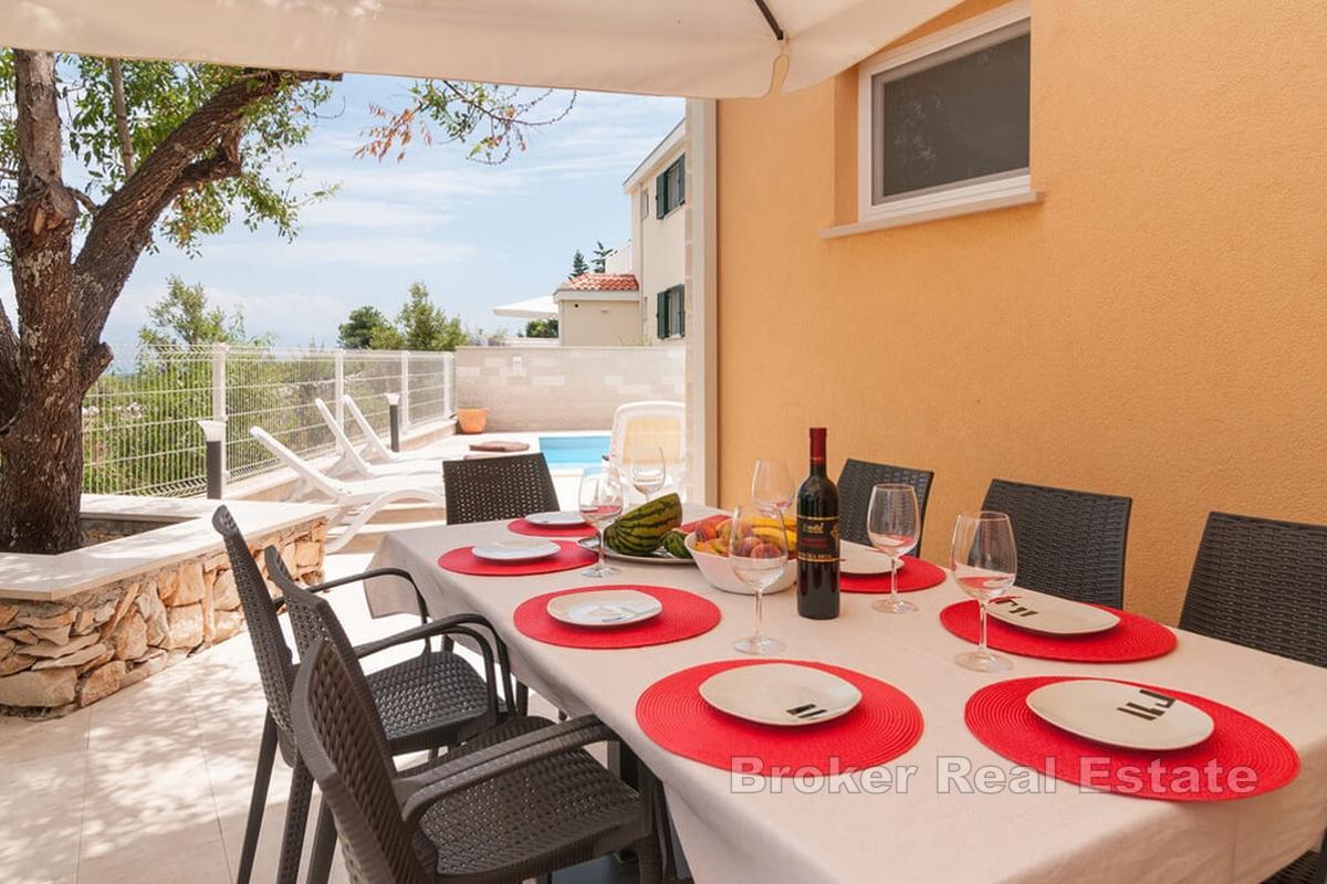 Casa in pietra con piscina e vista mare