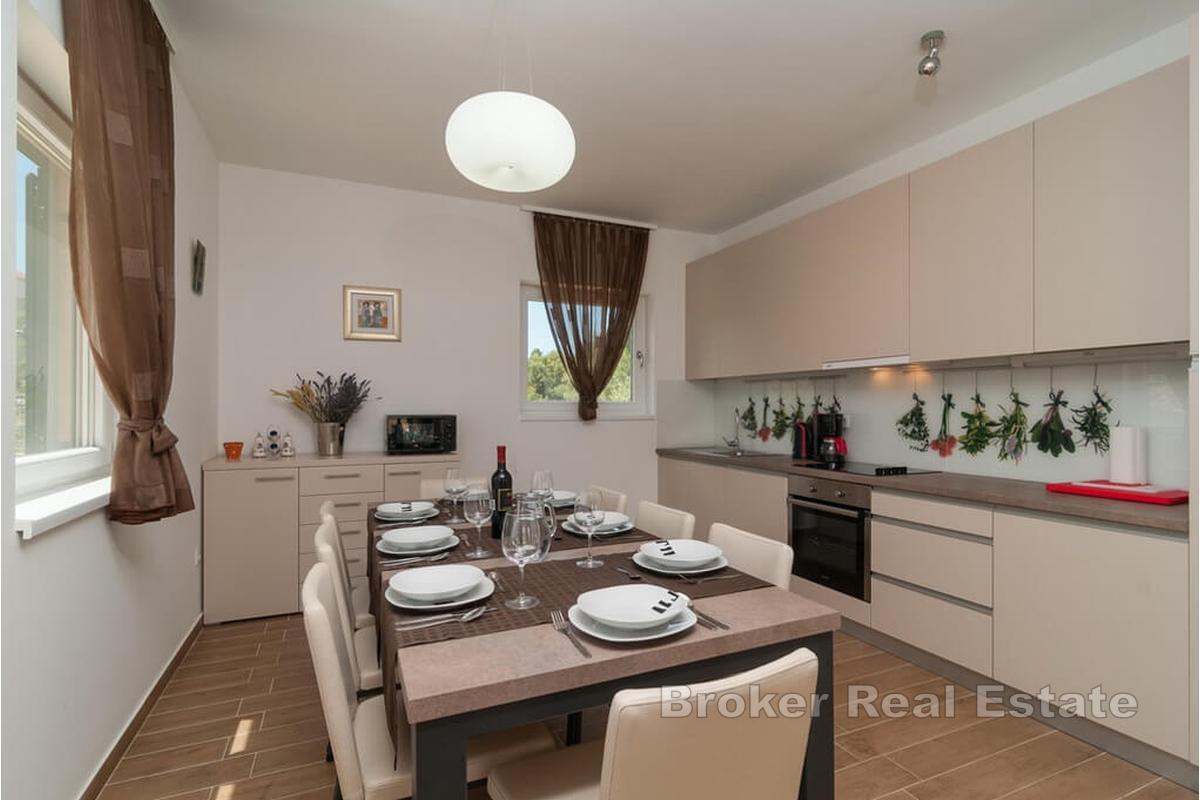 Casa in pietra con piscina e vista mare