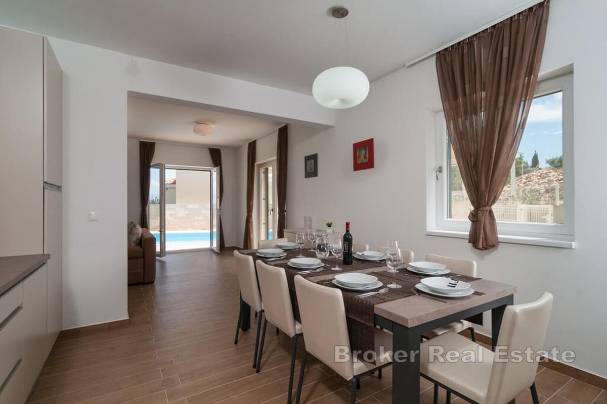 Casa in pietra con piscina e vista mare