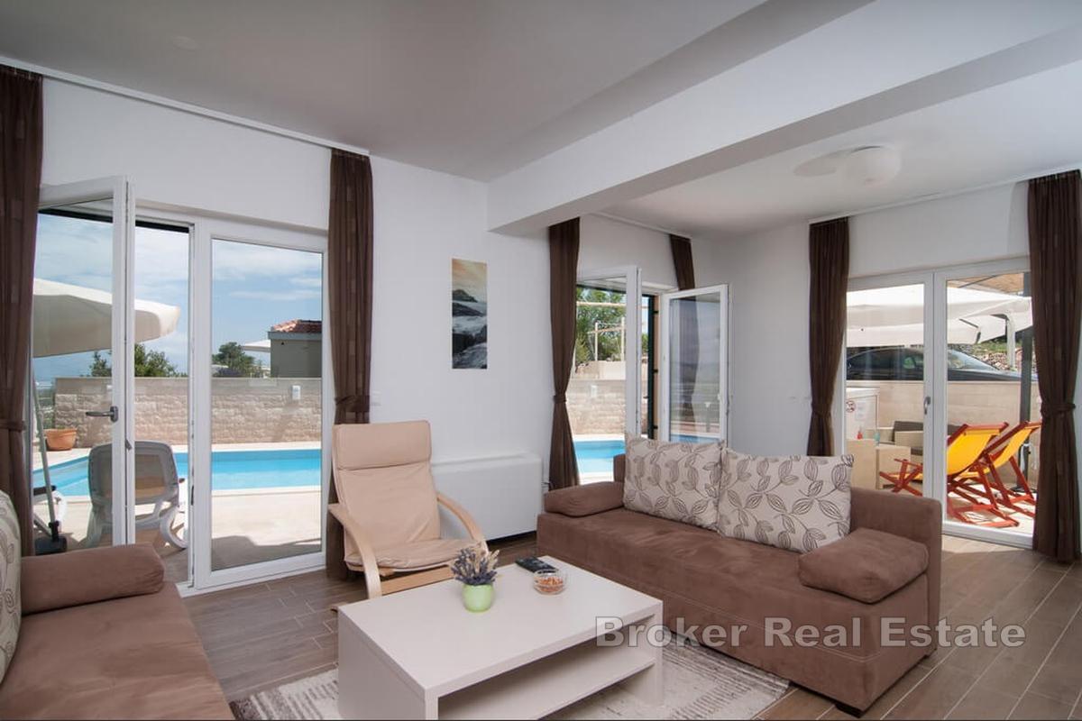 Casa in pietra con piscina e vista mare