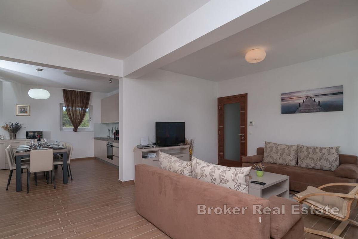 Maison en pierre avec piscine et vue mer