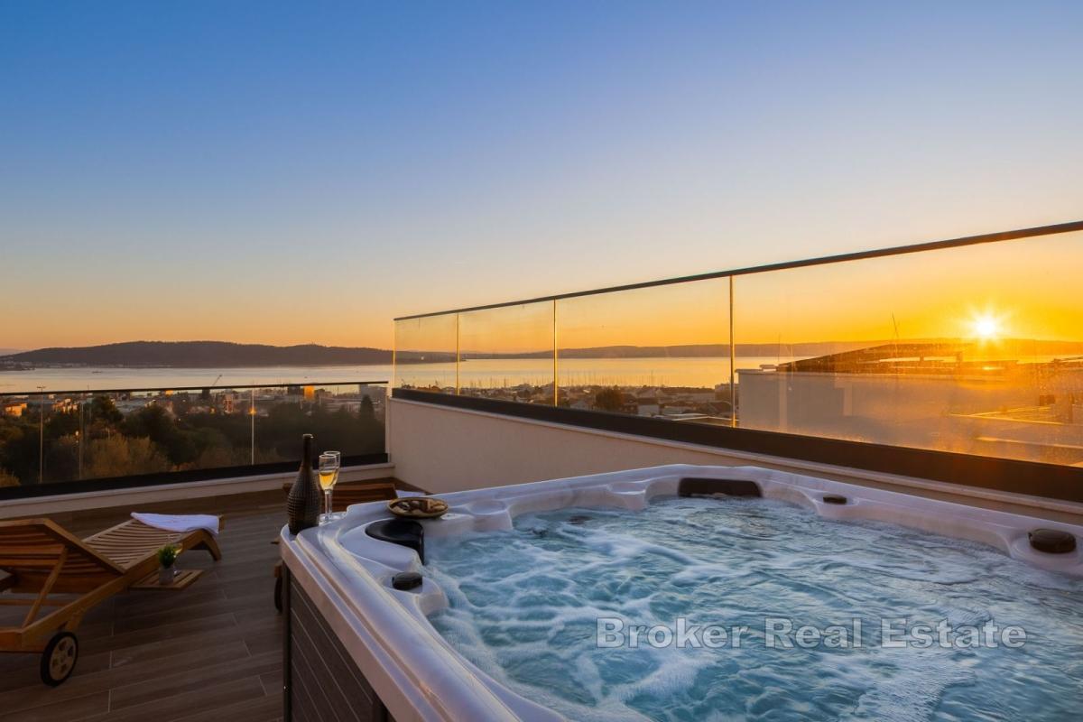 Villa di nuova costruzione con piscina e vista mare