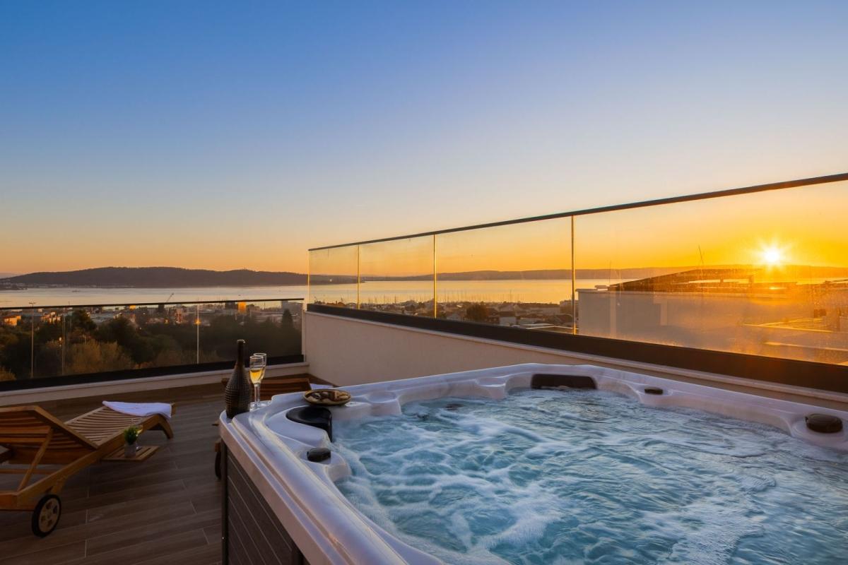 Villa neuve avec piscine et vue mer