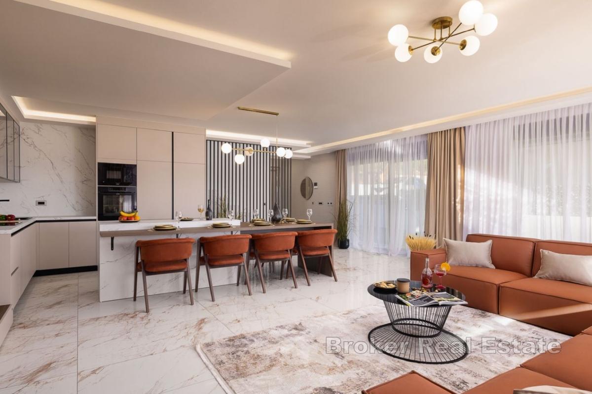 Nově postavená vila s bazénem a výhledem na moře