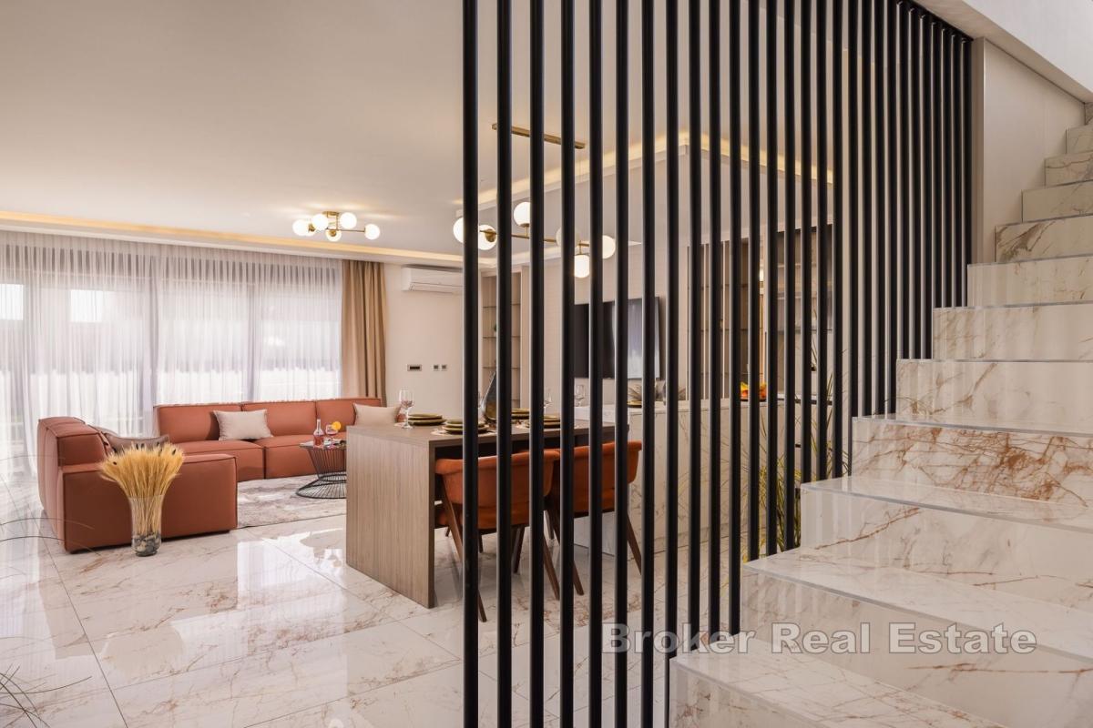 Samostatně stojící luxusní vila s výhledem na moře a bazénem