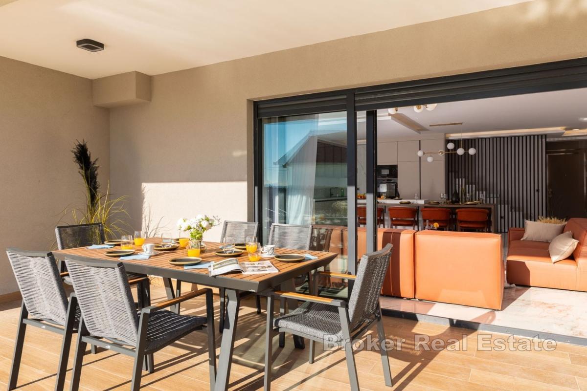 Mimořádná nově postavená vila s bazénem