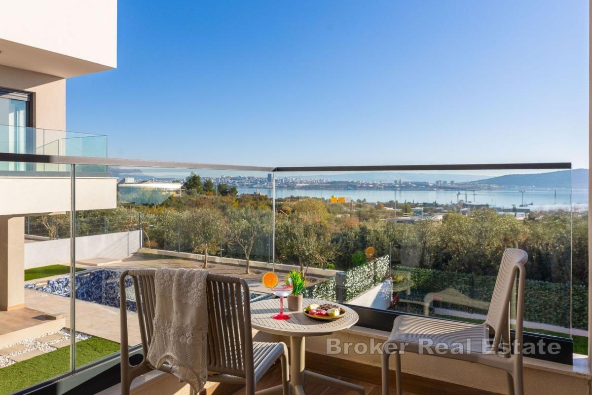 Luxuriöse Doppelhaushälfte mit Pool und Meerblick