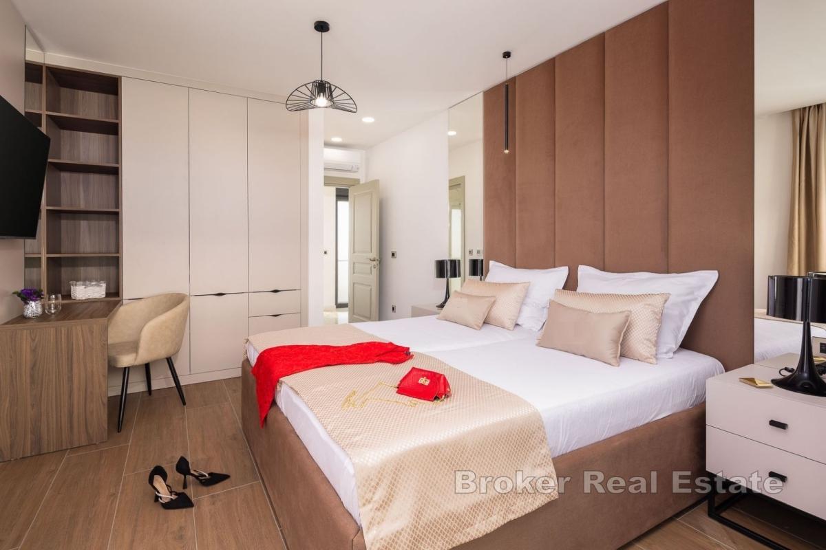 Роскошная вилла на две семьи с бассейном и видом на море