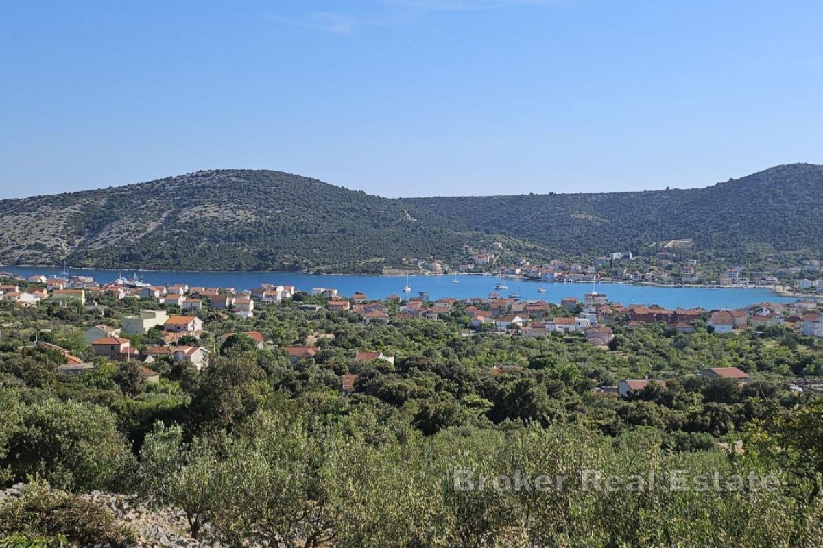 Terrain avec vue sur la mer