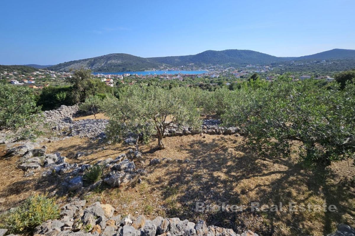 Terrain avec vue sur la mer
